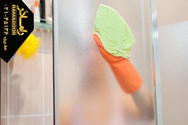تمیز کردن شیشه حمام