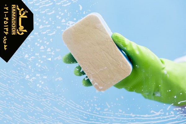 تمیز کردن شیشه حمام