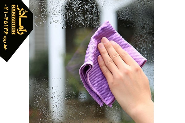 تمیز کردن شیشه حمام