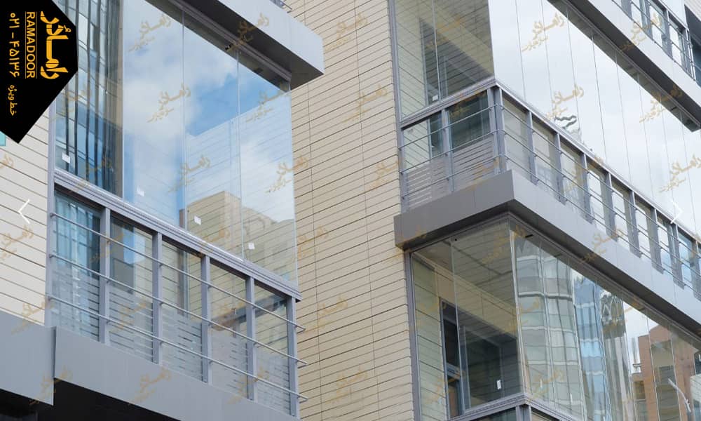 آکاردئونی در بالکن