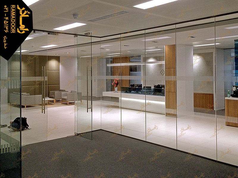 دیوار شیشه ای