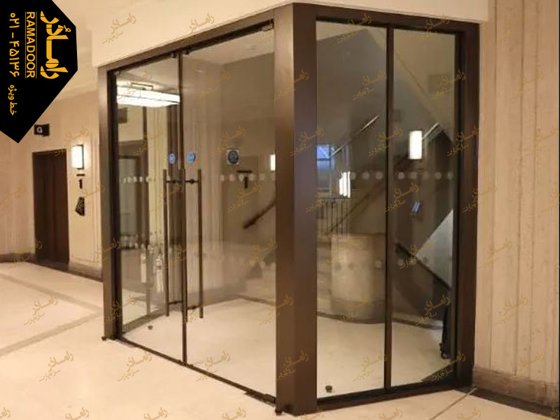 درب شیشه‌ای راه پله