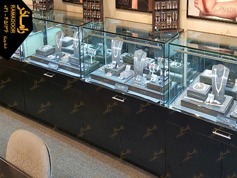 ویترین شیشه ای