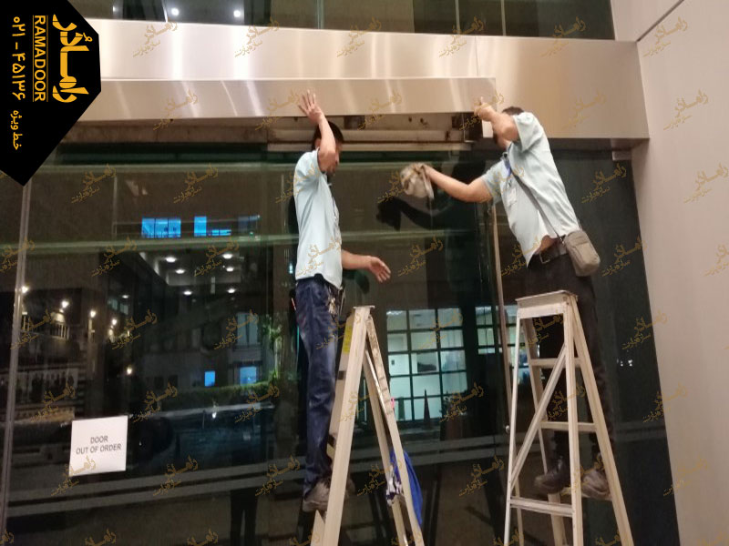 رگلاژ درب شیشه ای