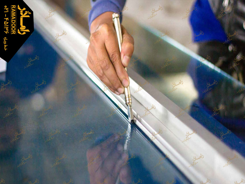 رگلاژ درب شیشه ای