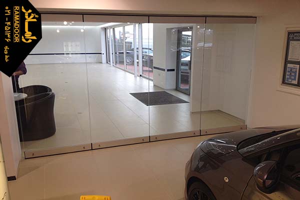 شیشه آکاردئونی نمایشگاه اتومبیل